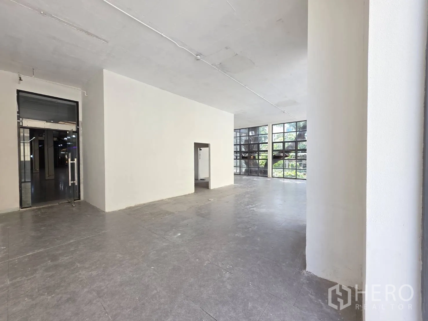 พื้นที่ขายของ for rent in Watthana, Bangkok - ภายในกว้าง เห็นประตูกระจกทางเข้า เพดานสูง และหน้าต่างรับแสง