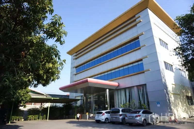 Office Space for rent in Lat Krabang, Bangkok - Modern low-rise office building with glass facade, covered entrance and onsite parking in Lat Krabang, Bangkok.