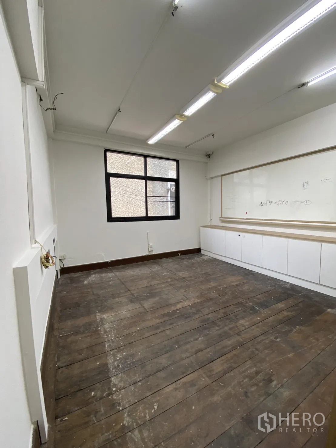 อาคารพาณิชย์ ให้เช่า - ห้องสไตล์ออฟฟิศ สว่างด้วยไฟนีออน มีหน้าต่างและเคาน์เตอร์ยาว