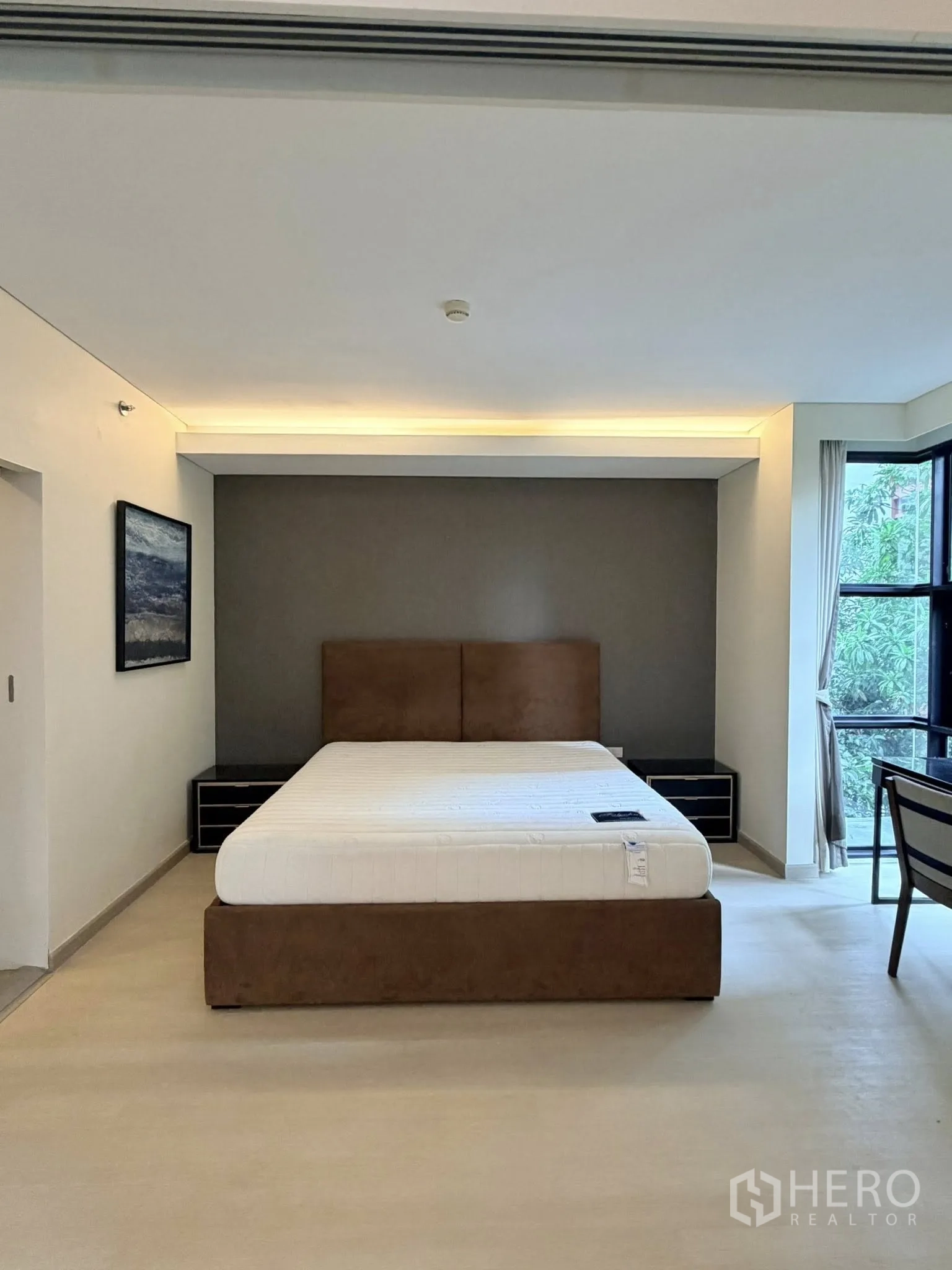 คอนโด for rent in Watthana, Bangkok - ห้องนอนกว้างพร้อมเตียงขนาดใหญ่ โต๊ะข้างเตียง และหน้าต่างมุม