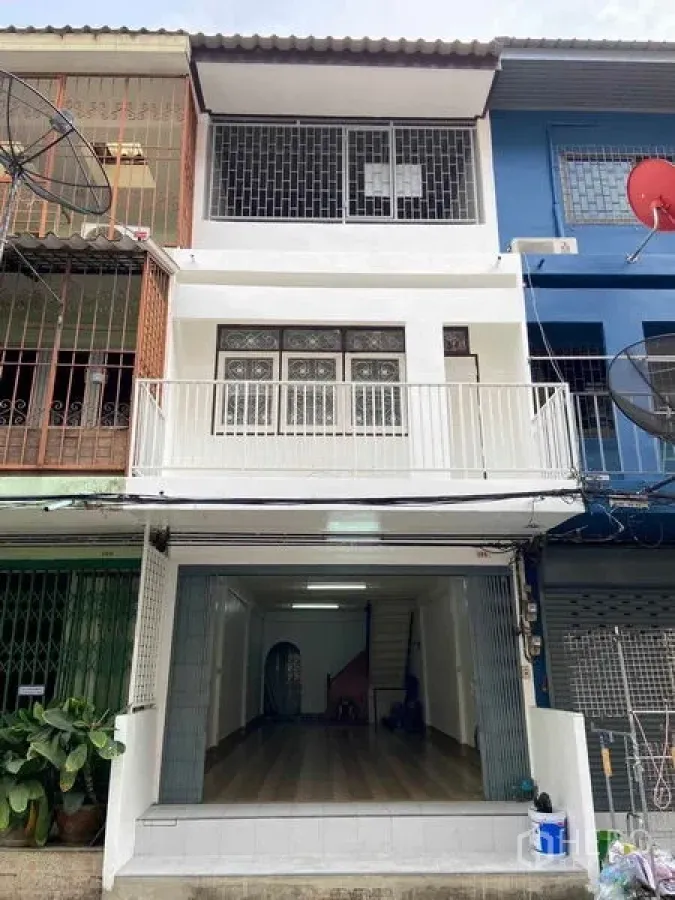 店屋 出售在Phra Khanong, Bangkok - 三层商铺外立面，前阳台与护栏，宽幅卷闸式店面，临近BTS Bang Chak。