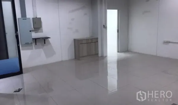 办公空间 出租在Watthana, Bangkok - 整洁办公区，带储物柜和明线配电，可通往后方房间。