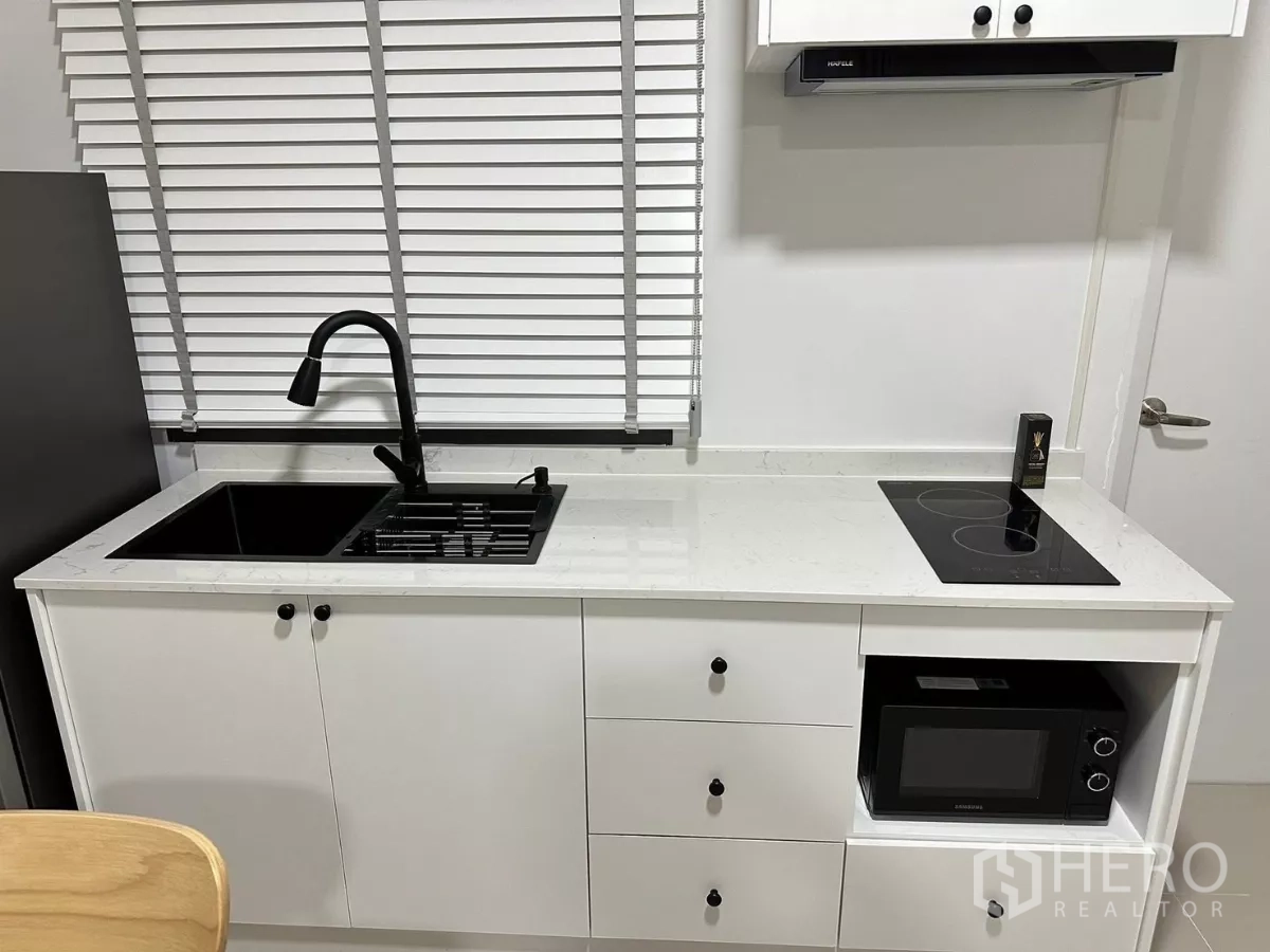ทาวน์เฮาส์ ให้เช่าในBang Phli, Samut Prakan - ครัวสไตล์โมเดิร์นสีขาว ซิงก์สีดำ เตาและไมโครเวฟบิวท์อิน