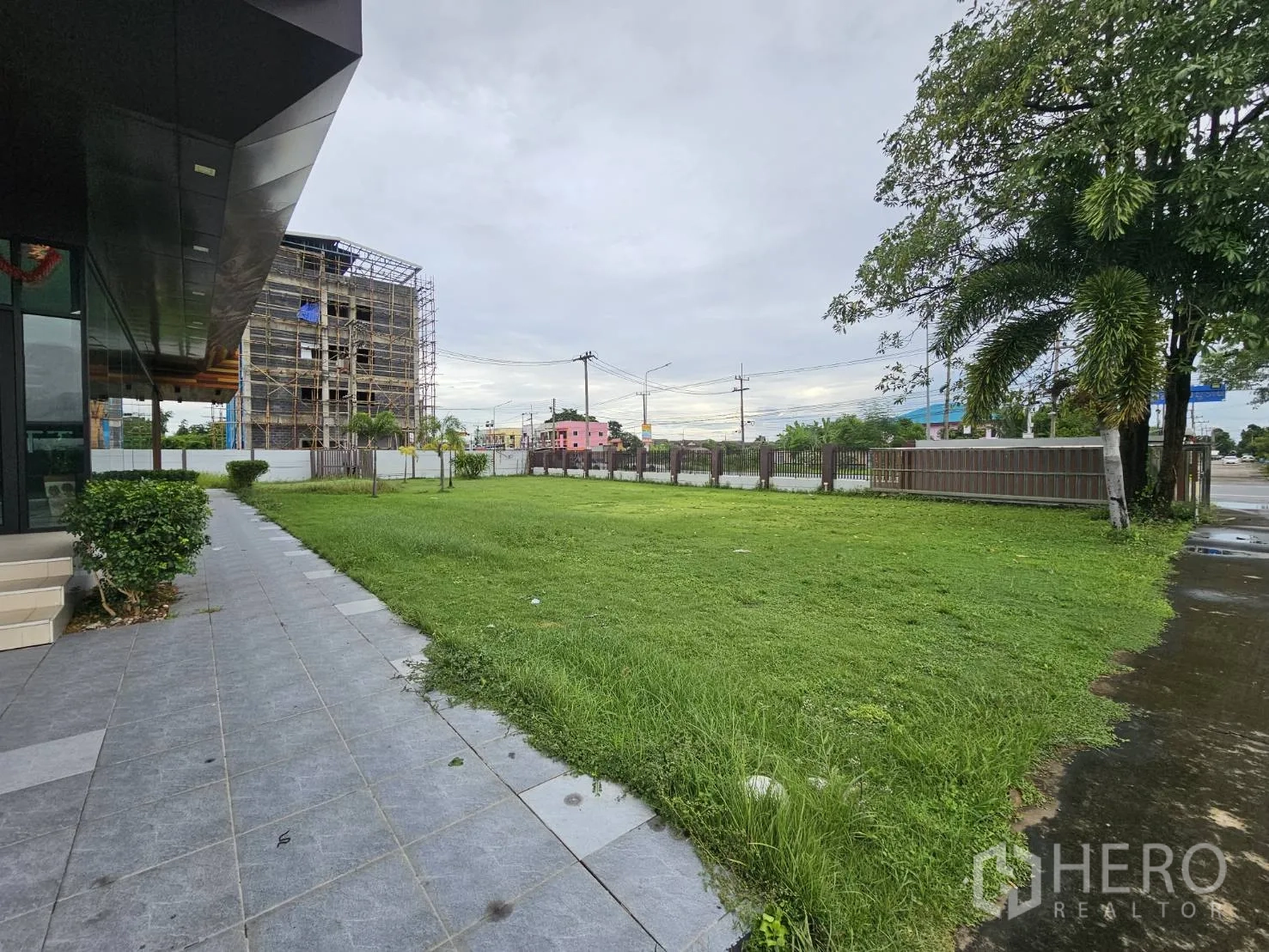 คลังสินค้า ให้เช่าในLam Luk Ka, Pathum Thani - สนามหญ้าจัดแต่งข้างอาคารสำนักงานและรั้วรอบโครงการ