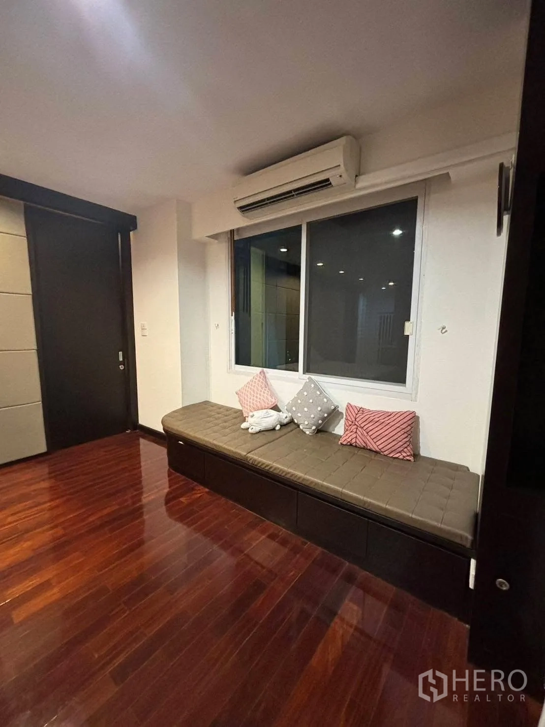 独立式住宅 出租在Bang Kapi, Bangkok - 卧室窗边长凳与抱枕，可看车道