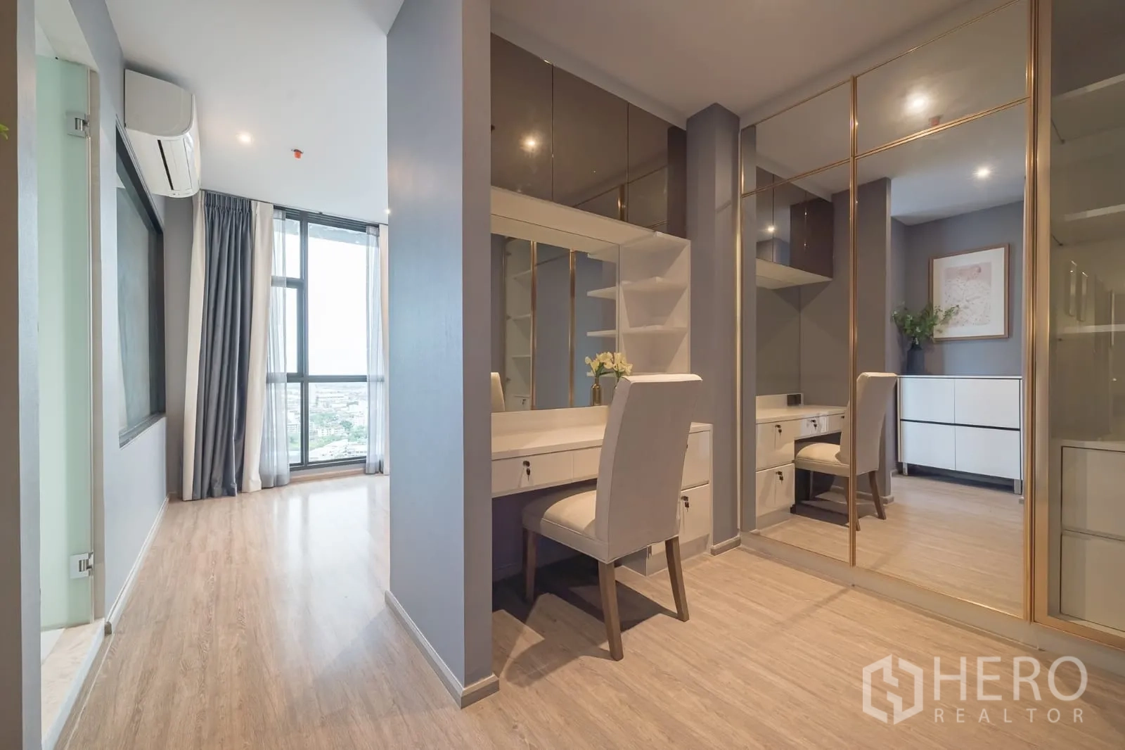 คอนโด ให้เช่าในKhlong Toei, Bangkok - ห้องแต่งตัวพร้อมโต๊ะเครื่องแป้ง ตู้เสื้อผ้าบานกระจก