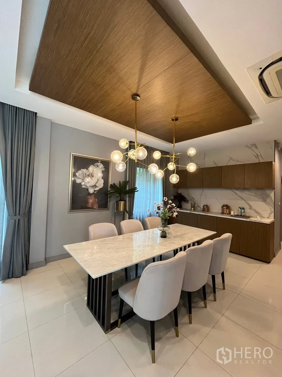 独栋房屋 for rent or sale in Bueng Kum, Bangkok - 餐厅设球形吊灯与长条餐边台。