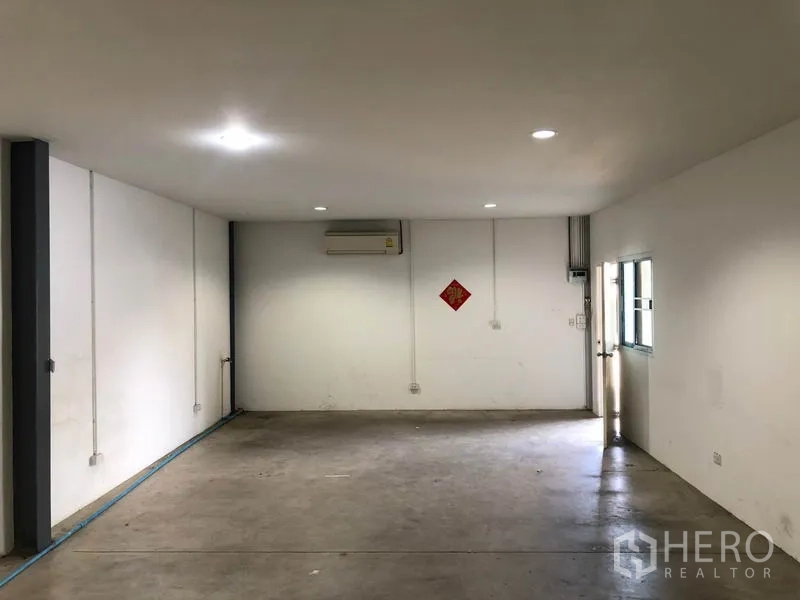 คลังสินค้า ให้เช่าในMueang Samut Prakan, Samut Prakan - ห้องออฟฟิศติดแอร์ แสงสว่างเพียงพอ มีประตูข้างและหน้าต่าง