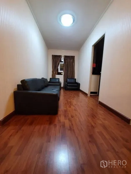 บ้าน ให้เช่า - โถงพักผ่อนชั้นบน พื้นไม้ โซฟาหนังสีเข้ม และหน้าต่างบานเล็ก