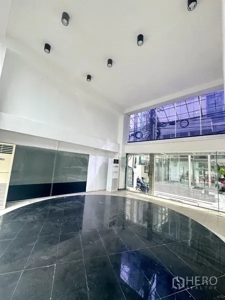 Retail Space for rent in Sathon, Bangkok - Spacious retail interior with high ceiling, spotlights, and glossy black tiled centerpiece.