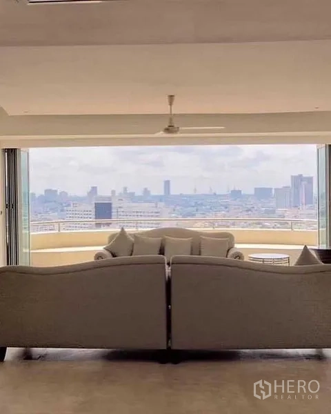 คอนโด ให้เช่าในKhlong San, Bangkok - โซฟาวิวระเบียงกว้าง มองเห็นทิวทัศน์สกายไลน์