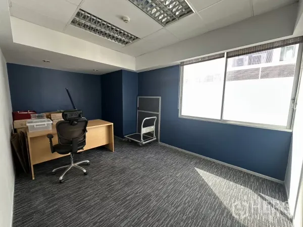 办公空间 出租在Watthana, Bangkok - 小型经理/会议室，配备办公桌椅与大窗户，采光良好。