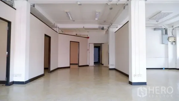 สำนักงาน ให้เช่าในWatthana, Bangkok - มุมมองกึ่งกลางสำนักงาน โถงกว้าง หลายประตู และพื้นที่เปิดสว่าง