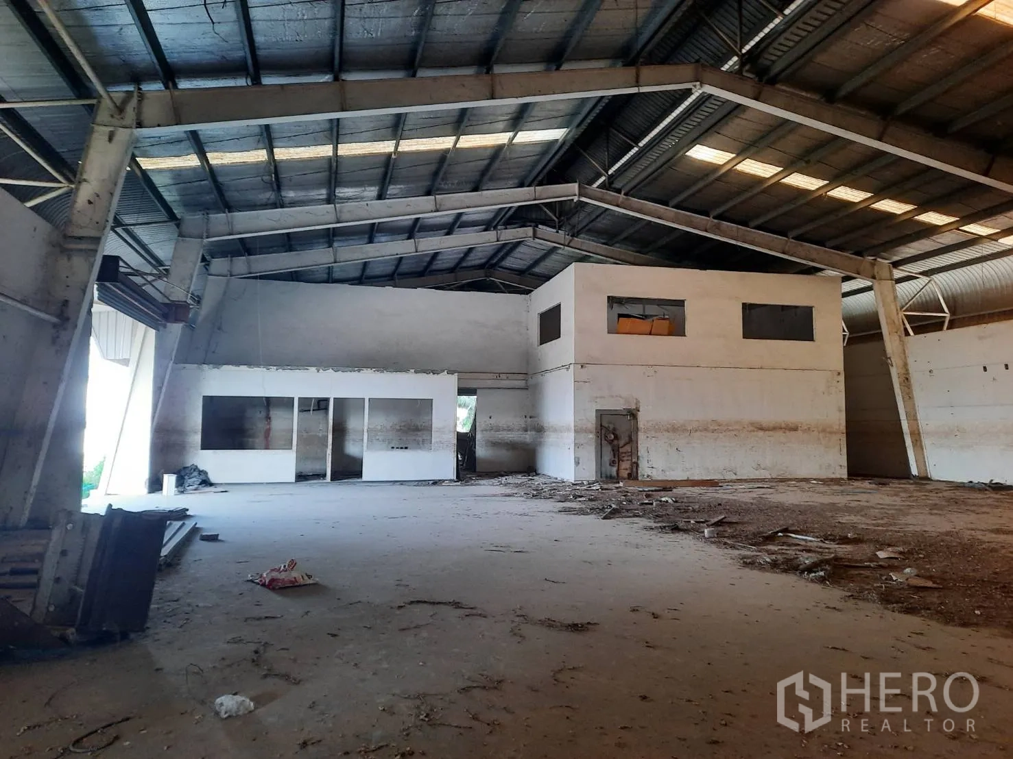 โรงงาน for sale in Bang Pa-in, Phra Nakhon Si Ayutthaya - ภายในโรงงานกว้าง เพดานโครงเหล็กสูง พื้นคอนกรีต พร้อมห้องออฟฟิศภายในอาคาร