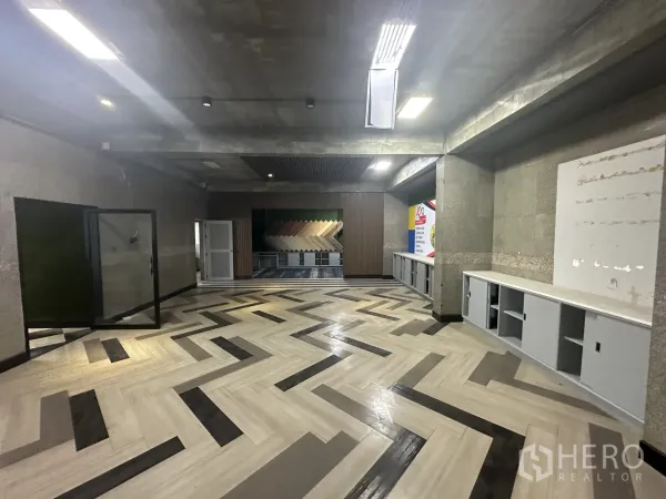 零售空间 出租在Suan Luang, Bangkok - 开放式零售空间，图案地面，内置柜台，后方玻璃门。