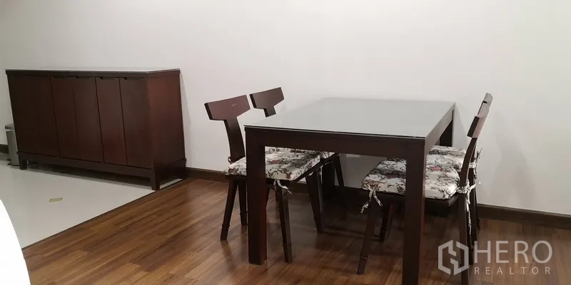 Condominium for rent in Sathon, Bangkok - Wood‑floor dining area with a four‑seat table and sideboard in a modern Bangkok condominium.