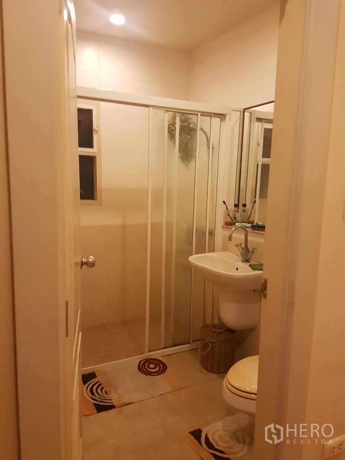 บ้าน ขายในLat Krabang, Bangkok - ห้องน้ำพร้อมตู้กระจกอาบน้ำ อ่างล้างหน้า กระจกเงา และหน้าต่างบานเล็ก