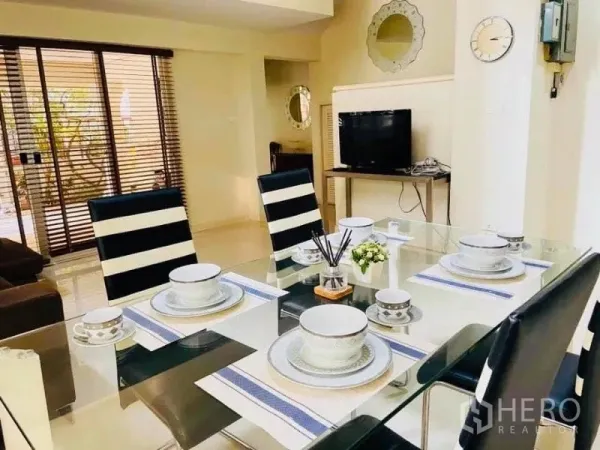 บ้าน ให้เช่าในWatthana, Bangkok - โซนรับประทานอาหารโต๊ะกระจกจัดโต๊ะครบ ใกล้ประตูกระจกบานเลื่อน