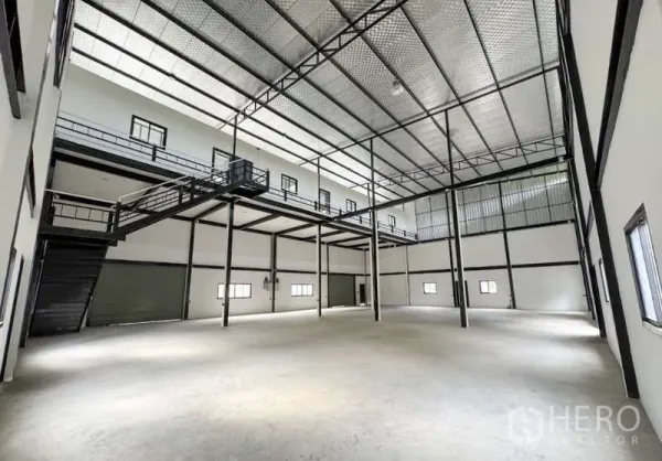 คลังสินค้า ให้เช่าในBang Phli, Samut Prakan - ภายในโกดังโล่งกว้าง เพดานสูงมีฉนวน เสาเหล็ก เมซซานีนและประตูม้วนสำหรับขนถ่ายสินค้า