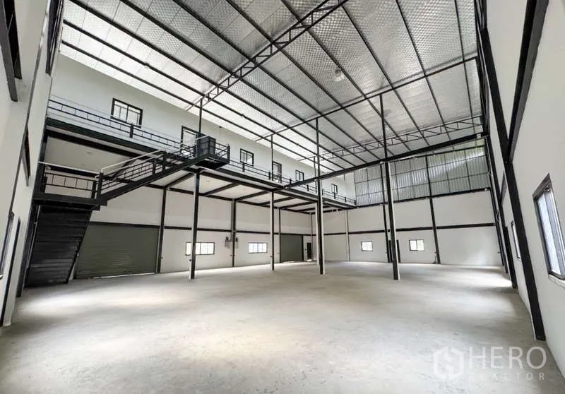 คลังสินค้า ให้เช่าในBang Phli, Samut Prakan - ภายในโกดังโล่งกว้าง เพดานสูงมีฉนวน เสาเหล็ก เมซซานีนและประตูม้วนสำหรับขนถ่ายสินค้า