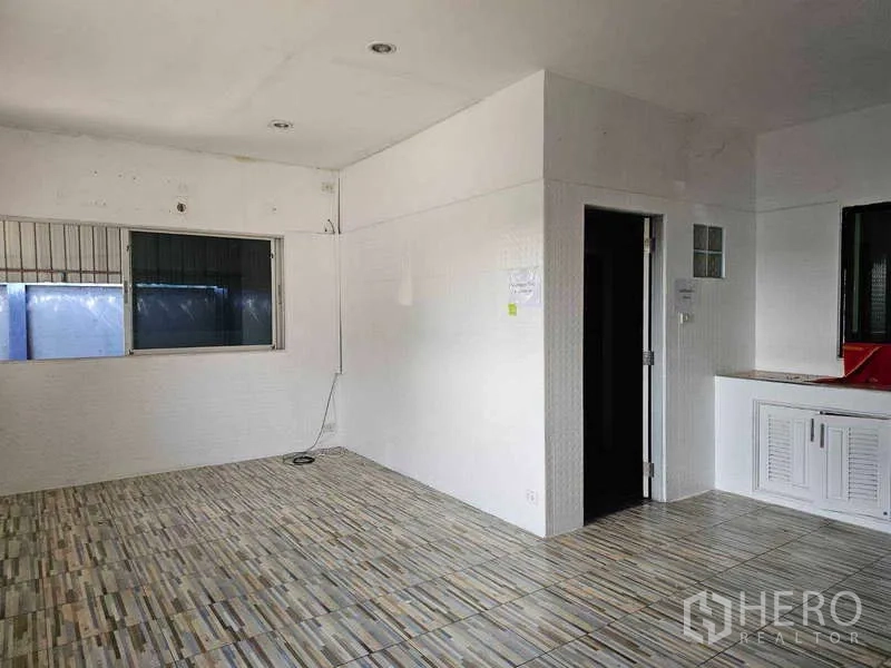 Warehouse for rent or sale in Khlong Toei, Bangkok - Break room or service area featuring a window, patterned floor tiles and a built-in counter.