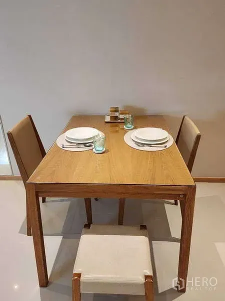 คอนโด ให้เช่า - มุมรับประทานอาหารสไตล์โมเดิร์น โต๊ะไม้และตกแต่งโทนอบอุ่นในคอนโด The Emporio Place สุขุมวิท 24