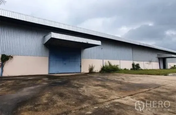 คลังสินค้า ให้เช่าในChaloem Phra Kiat, Nakhon Ratchasima - ท่าโหลดพร้อมประตูม้วนสีน้ำเงินขนาดใหญ่บนผนังเมทัลชีท