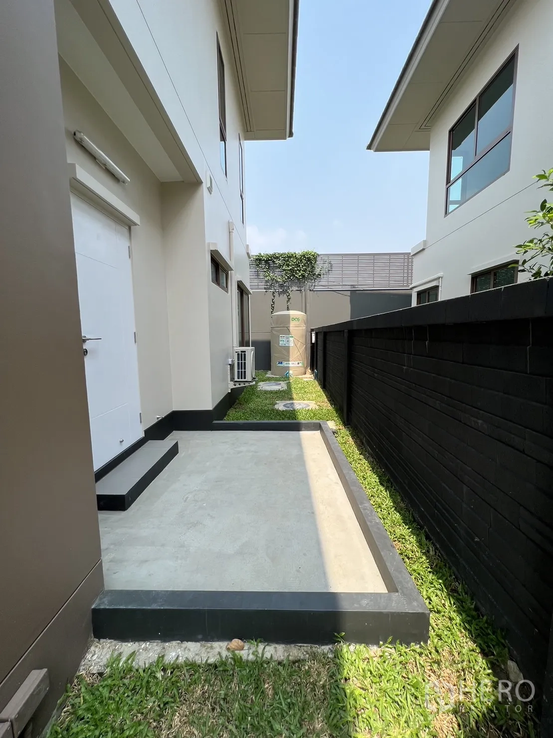 บ้าน ให้เช่าในBang Kapi, Bangkok - ด้านข้างบ้านเป็นโซนงานระบบ มีแทงค์น้ำ สนามหญ้า และประตูบริการ