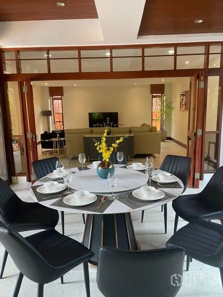 บ้าน ให้เช่าในSuan Luang, Bangkok - ห้องทานอาหารเชื่อมต่อสู่ห้องนั่งเล่นครอบครัวพร้อมโซฟาตัวแอลและทีวี