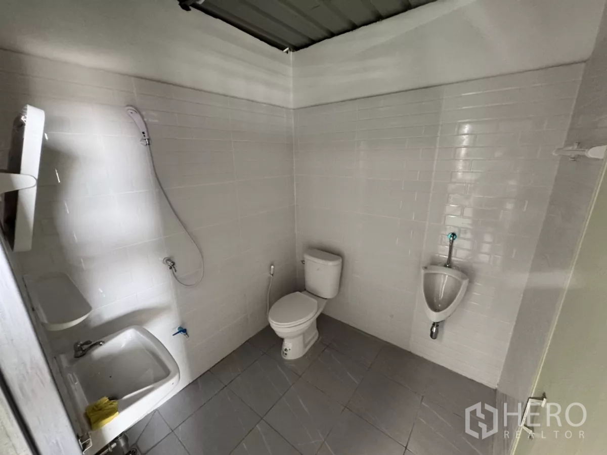 คลังสินค้า ให้เช่าในLam Luk Ka, Pathum Thani - ห้องน้ำภายในโกดังปูกระเบื้องสะอาด มีอ่างล้างหน้า โถสุขภัณฑ์ โถปัสสาวะ และฝักบัว
