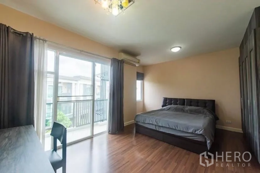 ทาวน์เฮาส์ ให้เช่าในSuan Luang, Bangkok - ห้องนอนใหญ่ พื้นไม้ ระเบียงกว้าง หน้าต่างบานใหญ่ และตู้เสื้อผ้าบิวท์อิน