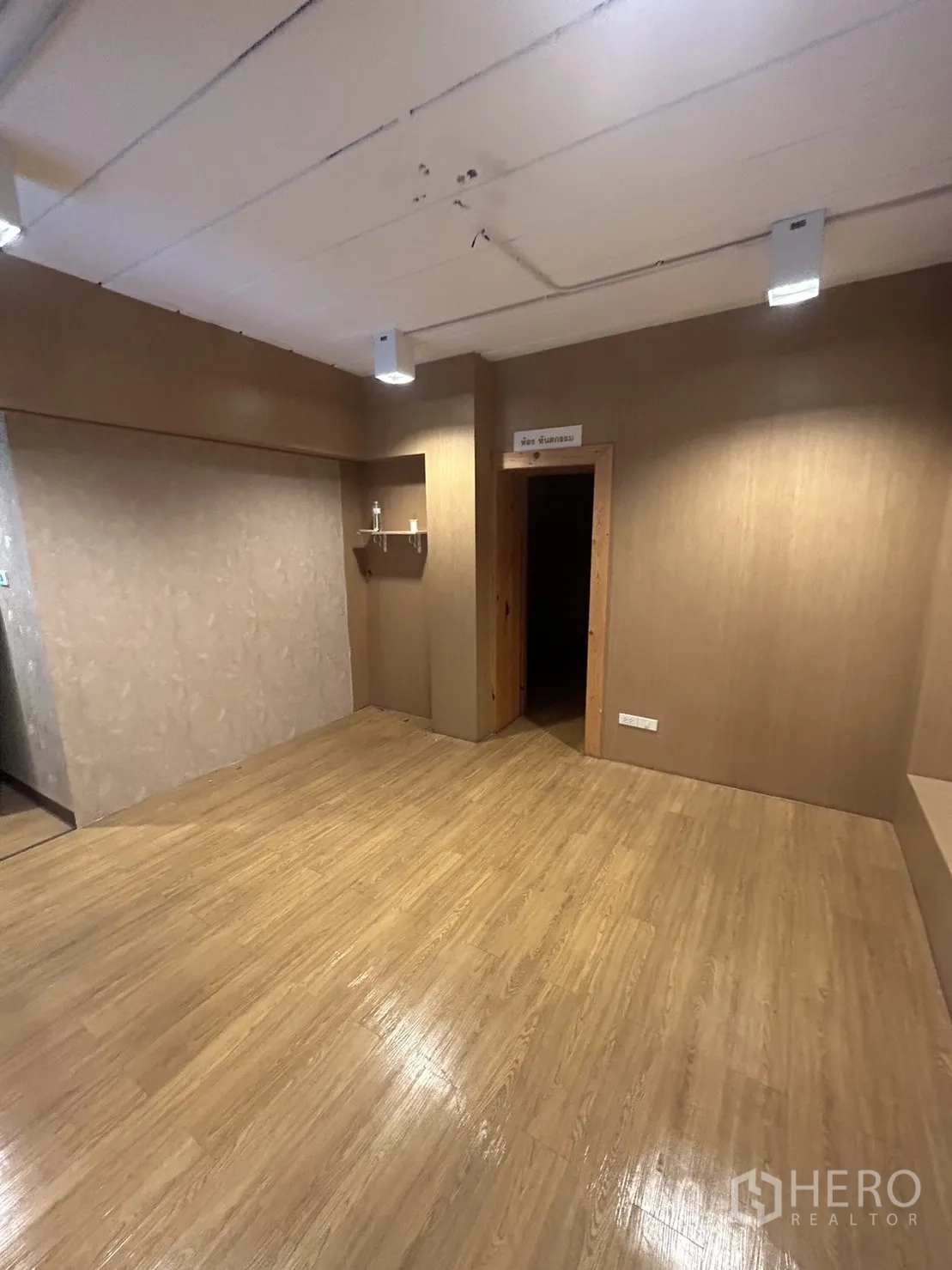 พื้นที่ขายปลีก ให้เช่าในWatthana, Bangkok - ห้องโทนอบอุ่น พื้นไม้และไฟสปอตไลต์ เหมาะทำสตูดิโอหรือออฟฟิศ