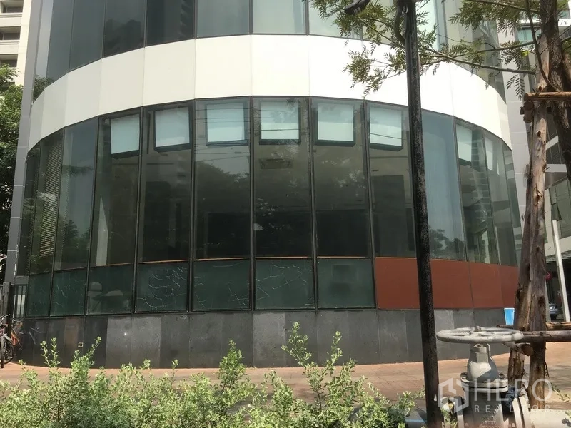 零售空间 出租在Khlong Toei, Bangkok - 澎蓬商圈带弧形落地玻璃的临街一层商铺，窗墙高大并有景观步道。