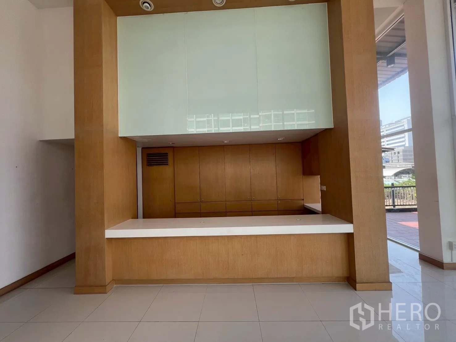 พื้นที่ขายของ for rent in Watthana, Bangkok - เคาน์เตอร์หน้าโครงการท็อปสีขาวขนาดใหญ่ ผนังไม้และช่องแสดงผลงาน