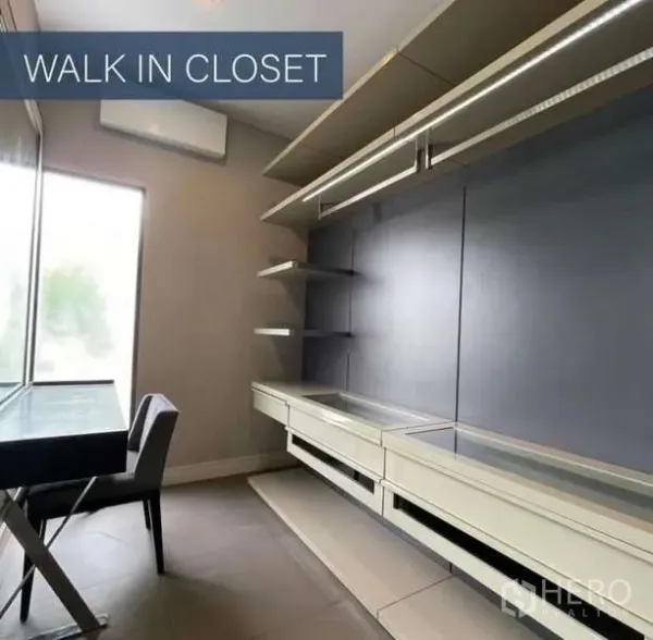 独立式住宅 出售在Khlong Toei, Bangkok - 步入式衣帽间，开放置物架、抽屉与临窗书桌。