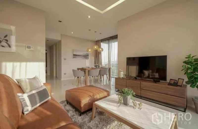 คอนโด ให้เช่าในSathon, Bangkok - โซนรับแขกหันไปทางชุดรับประทานอาหารและชั้นวางทีวี โทนสว่าง