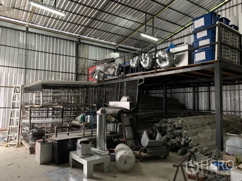 คลังสินค้า ให้เช่าในBang Kapi, Bangkok - โกดังเพดานสูงพร้อมชั้นลอยโครงเหล็กสำหรับเก็บของและอุปกรณ์ท่อดักท์