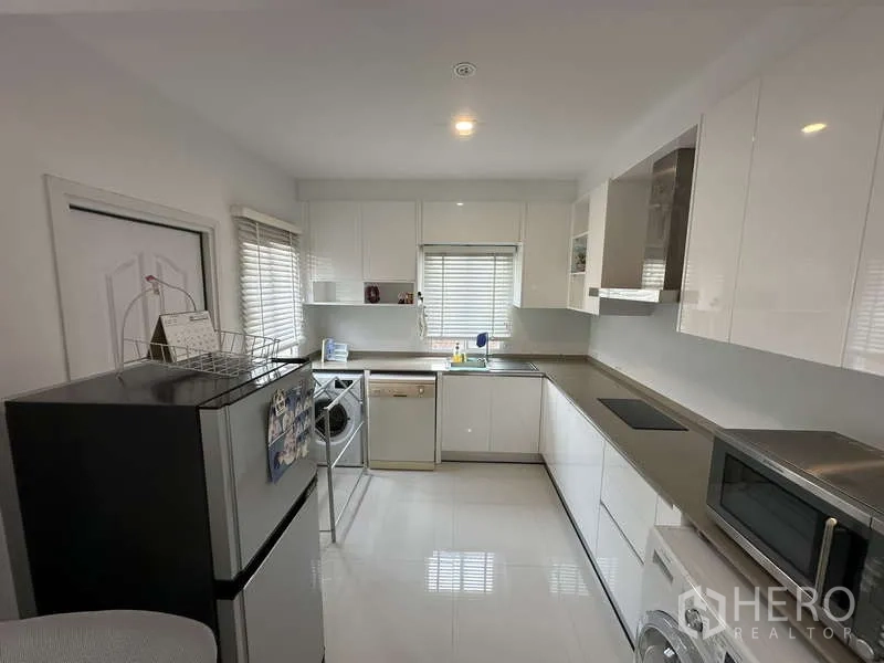 บ้าน ขายในSai Mai, Bangkok - ครัวบิวท์อินโทนขาวรูปตัวแอล พร้อมตู้และเครื่องใช้ไฟฟ้า