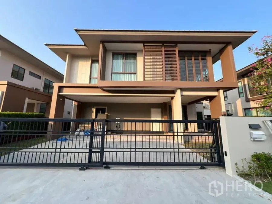 บ้าน ให้เช่าในBang Kapi, Bangkok - ภาพหน้าบ้านเดี่ยว พร้อมประตูรั้วและโรงจอดรถ