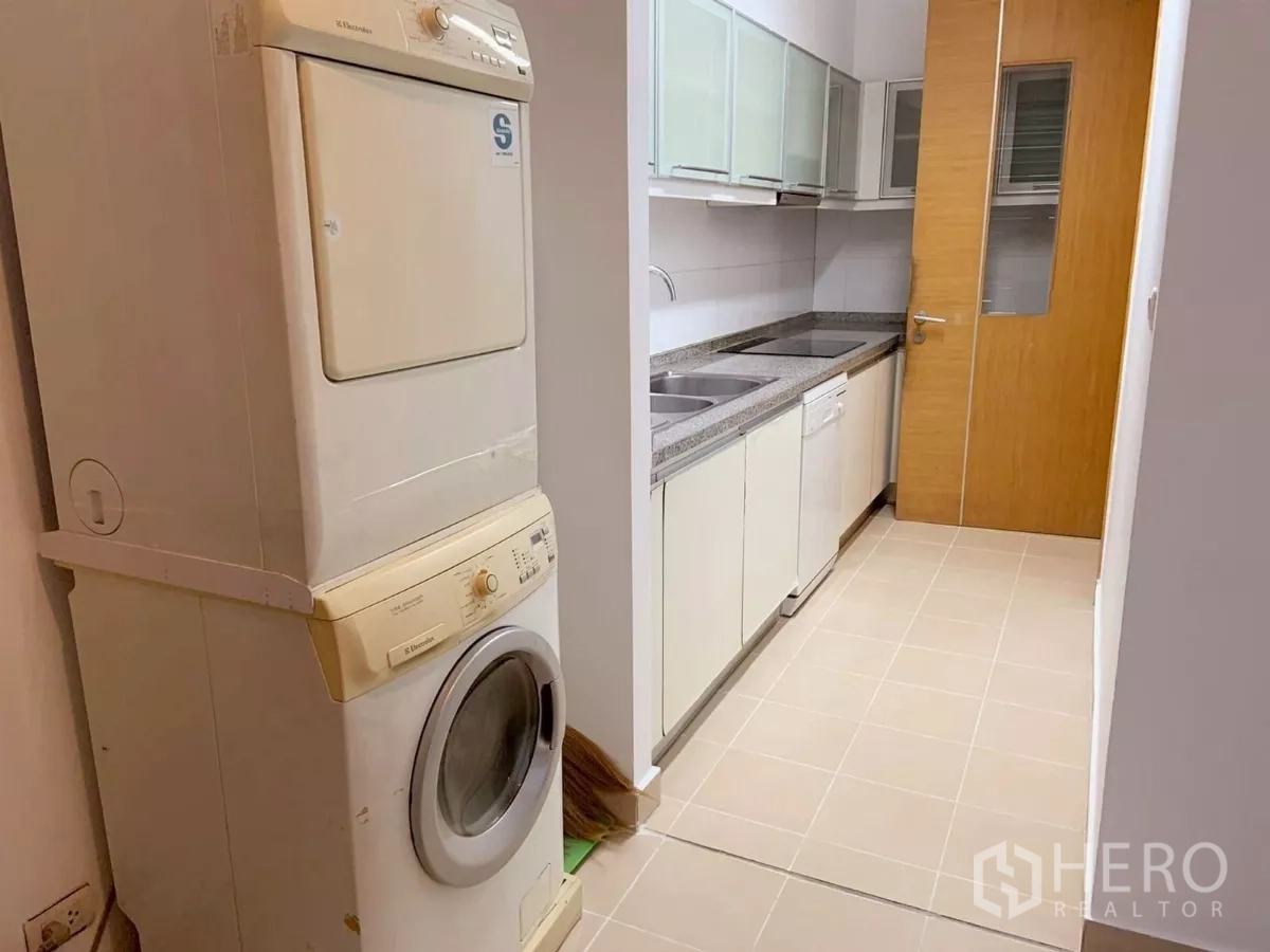 คอนโด ให้เช่าในKhlong Toei, Bangkok - โซนซักรีดเครื่องซัก–อบวางซ้อน ข้างครัวปิด