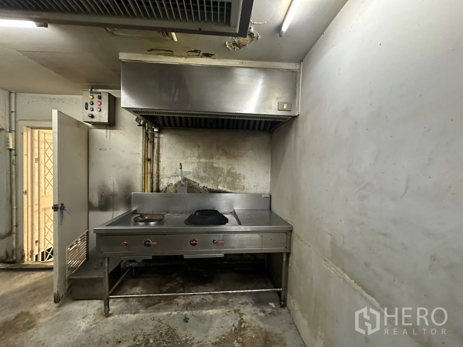 พื้นที่ขายของ for rent in Watthana, Bangkok - เตากะทะเหล็กใต้ฮูดดูดควันในห้องครัวแยก