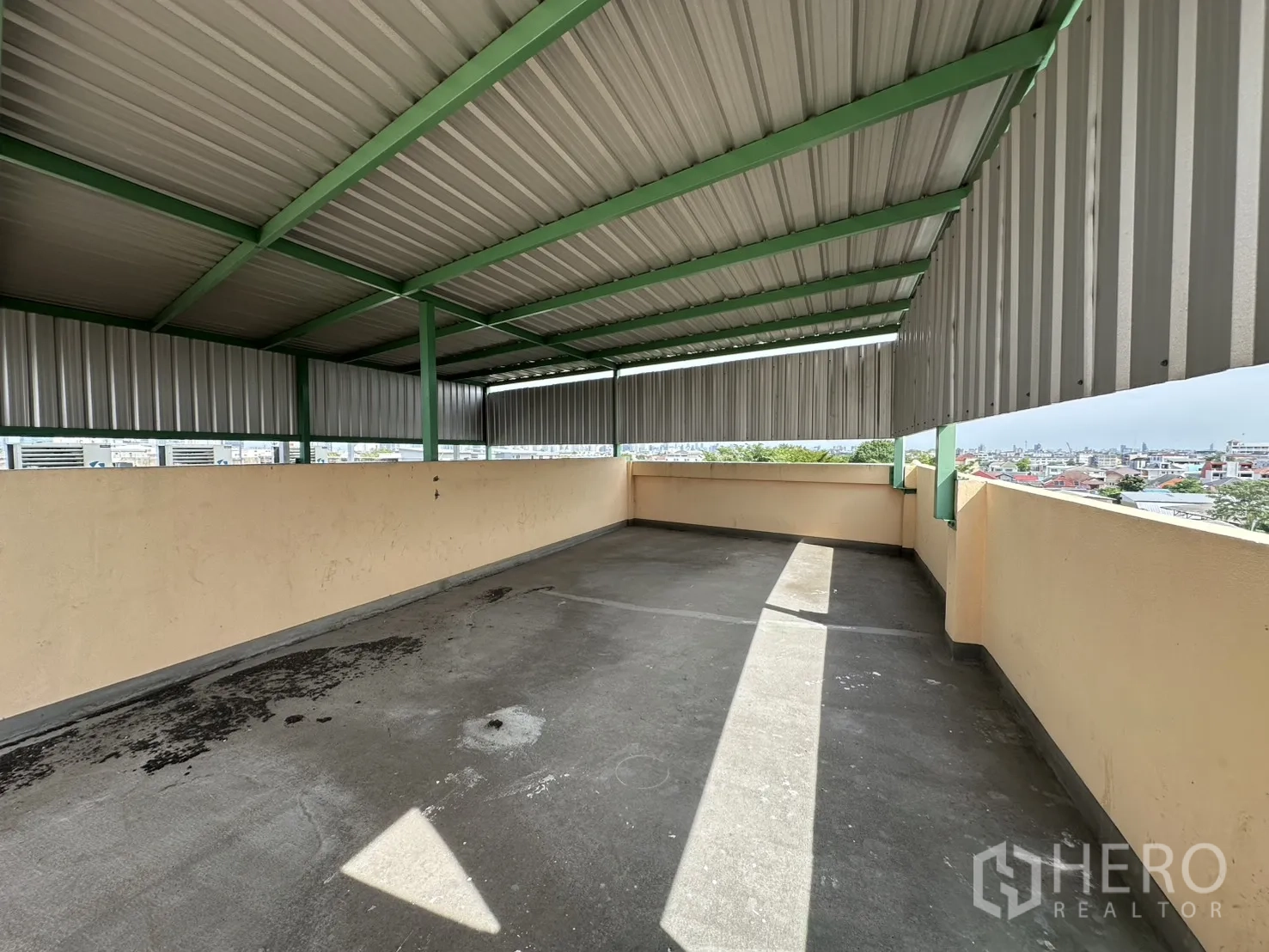 店屋 for rent in Phra Khanong, Bangkok - 带顶屋顶露台，可观赏城市天际线景观。