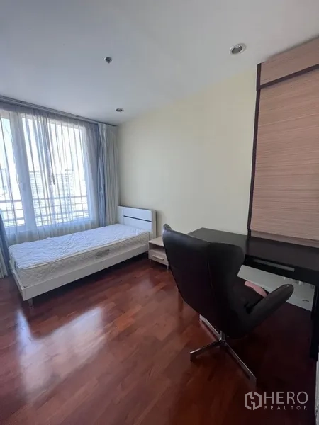 คอนโด ให้เช่าในKhlong Toei, Bangkok - ห้องนอนที่สาม เตียงเดี่ยว โต๊ะทำงาน เก็บของบิวท์อิน และหน้าต่างสูงพร้อมผ้าม่านโปร่ง