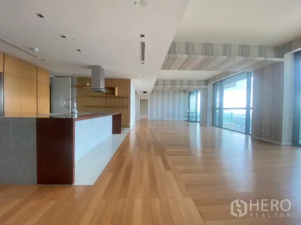 คอนโด ขายในYan Nawa, Bangkok - พื้นที่นั่งเล่นเปิดโล่งพร้อมครัวไอส์แลนด์และหน้าต่างเต็มผนังที่เดอะ ปาโน ยานนาวา