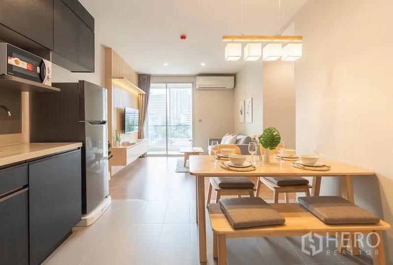 คอนโด ให้เช่าหรือขายในWatthana, Bangkok - มุมมองจากครัวไปยังโต๊ะอาหารและห้องนั่งเล่น เปิดสู่ระเบียงเห็นเส้นขอบฟ้า