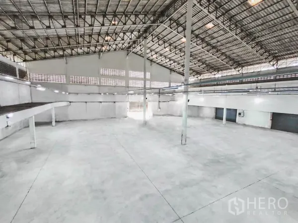 工厂 出售在Samut Prakan - 开放式生产大厅，带夹层平台、通风砖墙与多处装卸门。