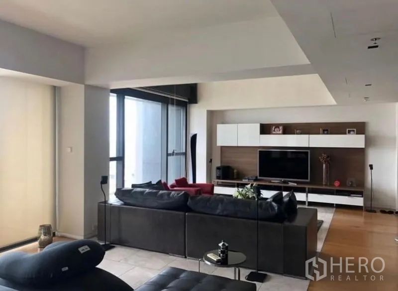 คอนโด ให้เช่าในSathon, Bangkok - พื้นที่นั่งเล่นแบบเปิดโล่ง โซฟาขนาดใหญ่ และทางออกสู่ระเบียง