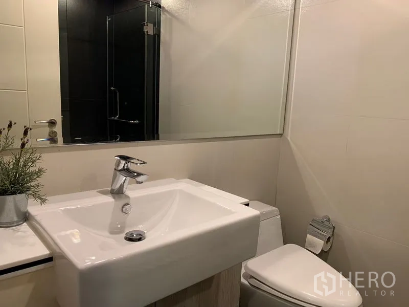 คอนโด ให้เช่าในKhlong Toei, Bangkok - ห้องน้ำสมัยใหม่ อ่างล้างหน้าเหลี่ยม กระจกบานใหญ่ และห้องอาบน้ำกระจก