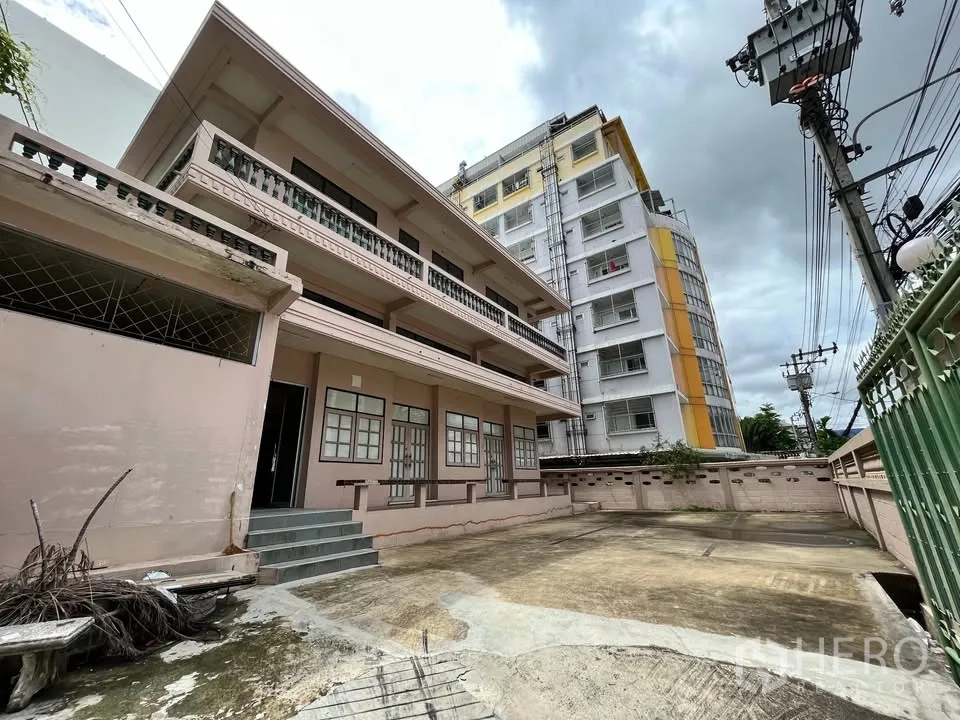 独立式住宅 出租在Suan Luang, Bangkok - 房屋立面与宽敞车道及大门的斜角视图