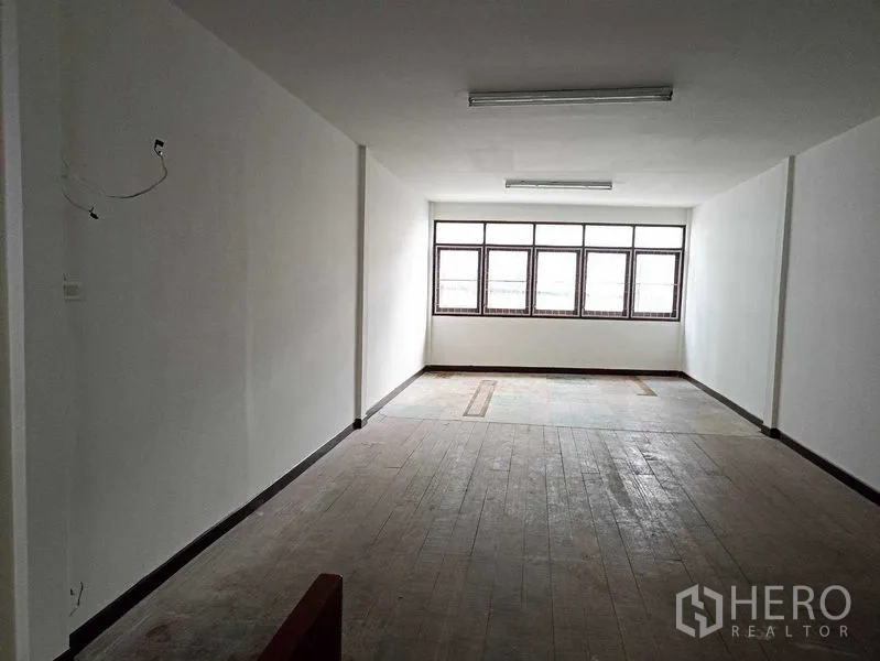 อาคารพาณิชย์ ให้เช่าในWatthana, Bangkok - ห้องชั้นบนแบบเปิดโล่ง มีหน้าต่างเรียงต่อกันรับแสง